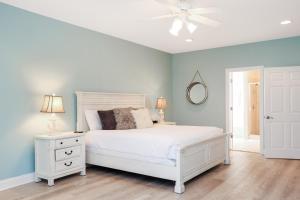 เตียงในห้องที่ Five on the Beach by Pristine Property Vacation Rentals