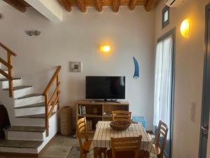 Μια τηλεόραση ή/και κέντρο ψυχαγωγίας στο Cavo Lacia