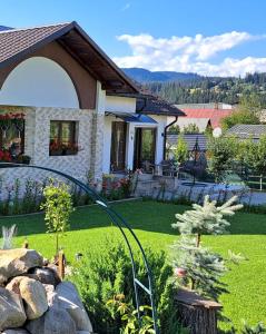 una casa con un cortile con giardino di Studio Casa Mia a Câmpulung Moldovenesc