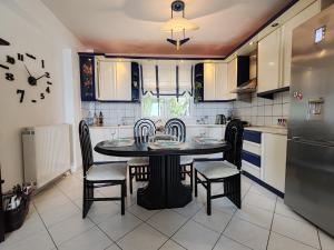 een keuken met een tafel en stoelen bij Thalia Luxury Apartment in Kavala