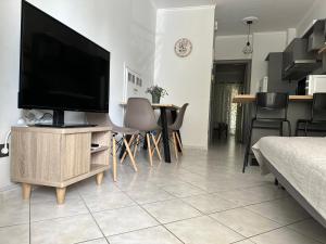 uma sala de estar com uma televisão de ecrã plano num armário de madeira em Iris Apartment Nafpaktos em Lepanto