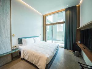 Llit o llits en una habitació de Papoa Harbor Hotel