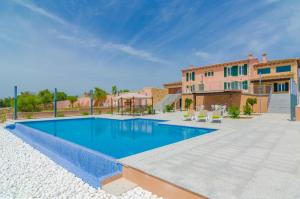 eine Villa mit einem Pool und einem Gebäude in der Unterkunft Sa Montanyeta in Manacor