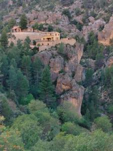 une maison à flanc de montagne dans l'établissement Casas Rurales Mirador del Rio Zumeta, à Santiago de la Espada