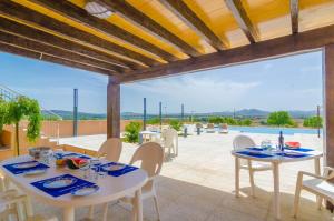 ein Esszimmer mit Tischen und Stühlen und eine Terrasse in der Unterkunft Sa Montanyeta in Manacor
