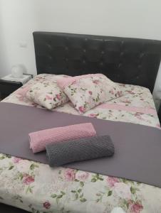 un letto con lenzuola e cuscini rosa e bianchi di Casa La Noria a Mola di Bari