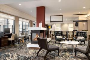 hol z krzesłami i kominkiem w obiekcie Residence Inn by Marriott Williamsport w mieście Williamsport