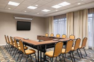 einen Konferenzraum mit einem großen Tisch und Stühlen in der Unterkunft Residence Inn by Marriott Williamsport in Williamsport