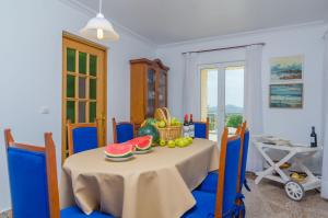 ein Esszimmer mit einem Tisch und Obst darauf in der Unterkunft Sa Montanyeta in Manacor