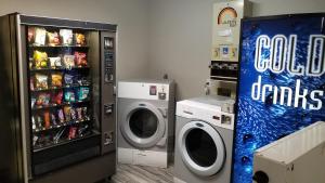 ein Getränkeautomat, eine Waschmaschine und ein Trockner in der Unterkunft Super 8 by Wyndham Dickson in Dickson
