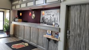 eine Bar in einem Restaurant mit einer Theke in der Unterkunft Super 8 by Wyndham Dickson in Dickson