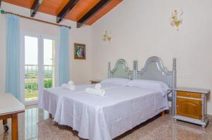 ein Schlafzimmer mit einem Bett mit zwei Handtüchern darauf in der Unterkunft Sa Montanyeta in Manacor + 37 Fotos