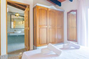 ein Schlafzimmer mit einem Bett und ein Badezimmer mit einem Waschbecken in der Unterkunft Sa Montanyeta in Manacor