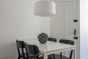 - une salle à manger blanche avec une table et des chaises blanches dans l'établissement NEW charming apt in City Center, à Copenhague