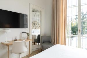 Hotel Tayko Sevilla的电视和/或娱乐中心