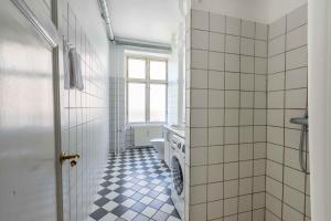 La salle de bains est pourvue de toilettes et d'une fenêtre. dans l'établissement NEW charming apt in City Center, à Copenhague