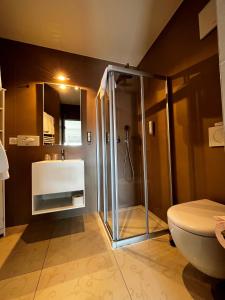 uma casa de banho com um chuveiro e um WC. em La Rouvenaz em Montreux