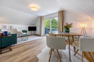 a living room with a table and a green couch at Ferienwohnung in Lüneburg in Lüneburg