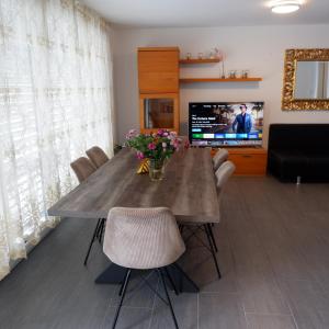Μια τηλεόραση ή/και κέντρο ψυχαγωγίας στο The Golf apartments