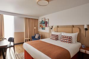 Un pat sau paturi într-o cameră la Hotel Indigo Coventry, an IHG Hotel