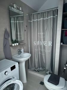 La salle de bains est pourvue d'une douche, de toilettes et d'un lavabo. dans l'établissement Iris Apartment Nafpaktos, à Naupacte