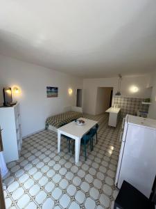 Кухня или мини-кухня в House On The sea Amalfi Coast

