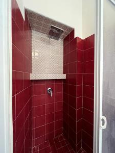 ducha de azulejos rojos con pared de baldosas rojas en House On The sea Amalfi Coast en Vietri