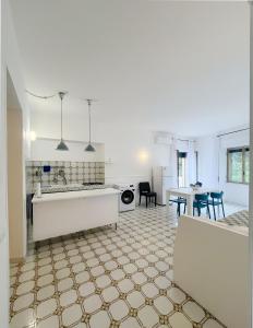 eine Küche und ein Wohnzimmer mit einem Tisch und Stühlen in der Unterkunft House On The sea Amalfi Coast in Vietri