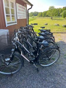una fila di biciclette parcheggiate accanto a un edificio di Skeppsdockans Vandrarhem a Söderköping