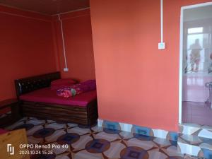 une chambre avec un lit dans le coin d'une pièce dans l'établissement Heaven valley home stay, à Pedong 6 autres photos