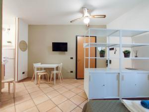ein Wohnzimmer und ein Esszimmer mit einem Tisch in der Unterkunft Nel centro di Desenzano in Desenzano del Garda