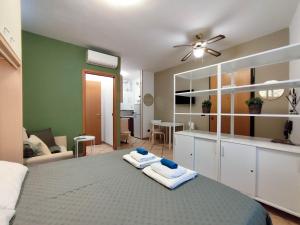 ein Schlafzimmer mit einem Bett mit zwei Handtüchern darauf in der Unterkunft Nel centro di Desenzano in Desenzano del Garda