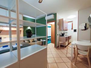 Zimmer mit Küche und Wohnzimmer in der Unterkunft Nel centro di Desenzano in Desenzano del Garda