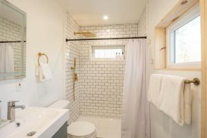 RoscoeLexie by Summer - Modern Rustic Tiny Home的相册照片