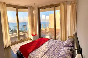 奧布佐爾的住宿－Sea view Penthouse (YooBulgaria)，一间卧室设有一张床和一个海景阳台