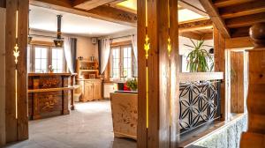 una gran sala de estar con paredes de madera y techos de madera. en Magnolia, en Zakopane