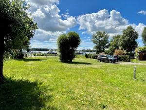 ein Grasfeld mit einem Auto darin. in der Unterkunft Ferienwohnung 02 am Selliner See in Ostseebad Sellin