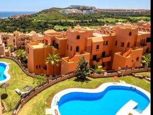 Bazén v ubytování Suitur Apartamento duquesa playa piscina nebo v jeho okolí