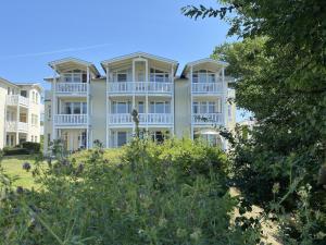 un grande condominio con balconi bianchi di Haus Rügenscher Bodden Whg 8 und Whg 9 mit Meerblick a Göhren