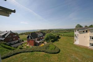 una vista aerea di una casa e di un cortile di Haus Rügenscher Bodden Whg 8 und Whg 9 mit Meerblick a Göhren
