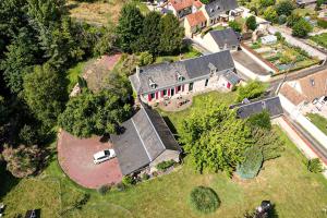 an aerial view of a large house with a yard at Les vergers de St Nicolas in Mayet