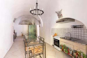 Kuchyň nebo kuchyňský kout v ubytování 10 minuti dalla spiaggia, Elegante Villa