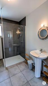Koupelna v ubytování Gîte du Pin + 11 fotografií