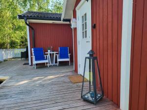 Afbeelding uit fotogalerij van Minihus med stor trädgårdstomt nära golf och hav in Trosa