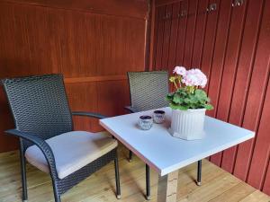 Afbeelding uit fotogalerij van Minihus med stor trädgårdstomt nära golf och hav in Trosa