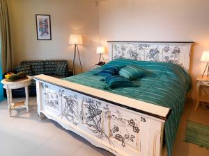 um quarto com uma cama com um edredão verde e branco em Boutique Hotel Light House Jurmala em Jūrmala
