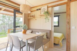 Coin salon dans l'établissement Les Chalets de Moulière