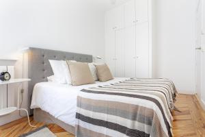 Кровать или кровати в номере Apartamento Las Cortes II en Madrid