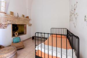 een slaapkamer met een bed en een open haard bij 10 minuti dalla spiaggia, Elegante Villa in Ugento
