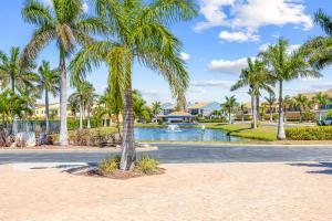 Indian Harbour BeachにあるFortebello Beachside 170 With PRIVATE POOLの道路脇のヤシの木